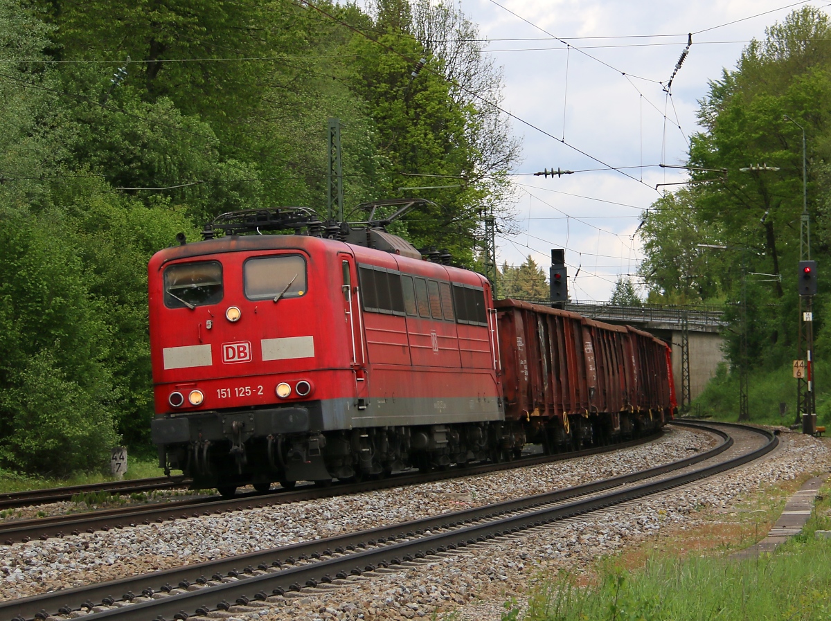 151 125-2 mit gemischtem Güterzug in Fahrtrichtung Kufstein. Aufgenommen am 07.05.2015 in Aßling.