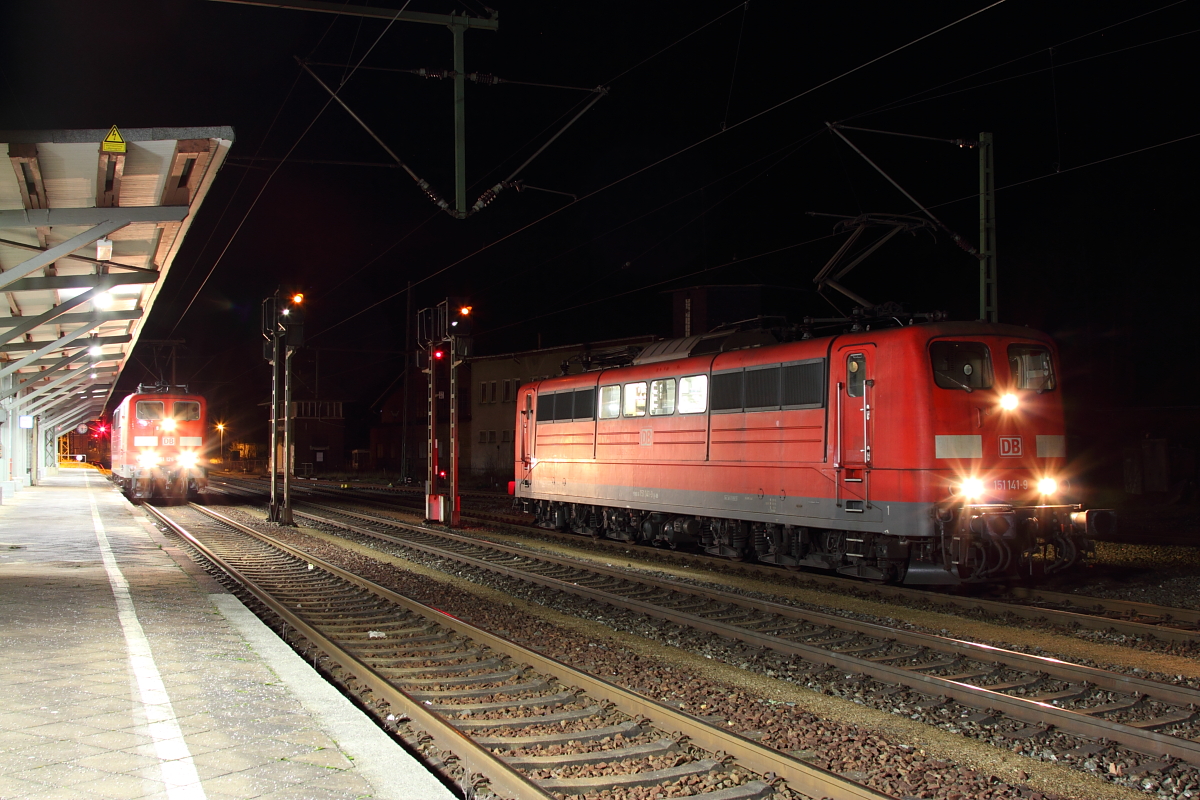 151 126-0 und 151 141-9 DB Cargo warten am 28.12.2016 in Probstzella auf Güterzüge um Ihnen über die Frankenwaldrampe zu helfen.