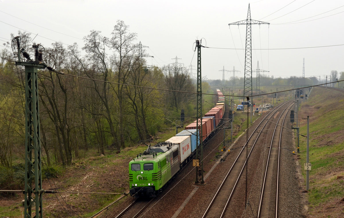 151 138 der HSL bespannte am 05.04.17 den Containerzug von Hof nach Hamburg. Hier rollt der Zug durch Holzweißig Richtung Bitterfeld.