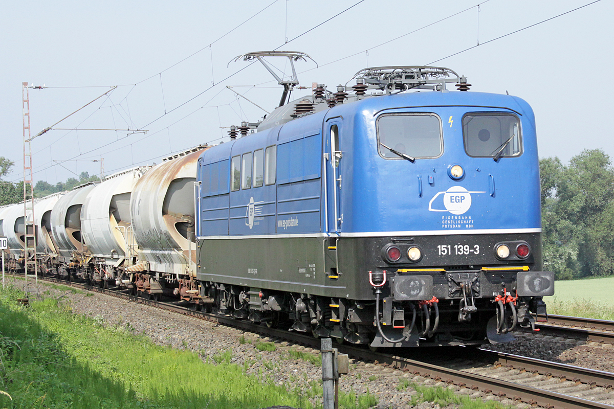 151 139-3 der EGP am 08.06.2018  9:39 nördlich von Salzderhelden am BÜ 75,1 in Richtung Kreiensen