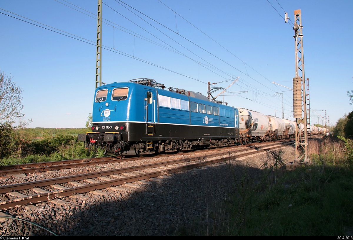151 139-3 der Eisenbahngesellschaft Potsdam mbH (EGP) als Staubgutzug fährt in der Saaleaue bei Angersdorf auf der Bahnstrecke Halle–Hann. Münden (KBS 590) Richtung Angersdorf. [30.4.2018 | 18:53 Uhr]