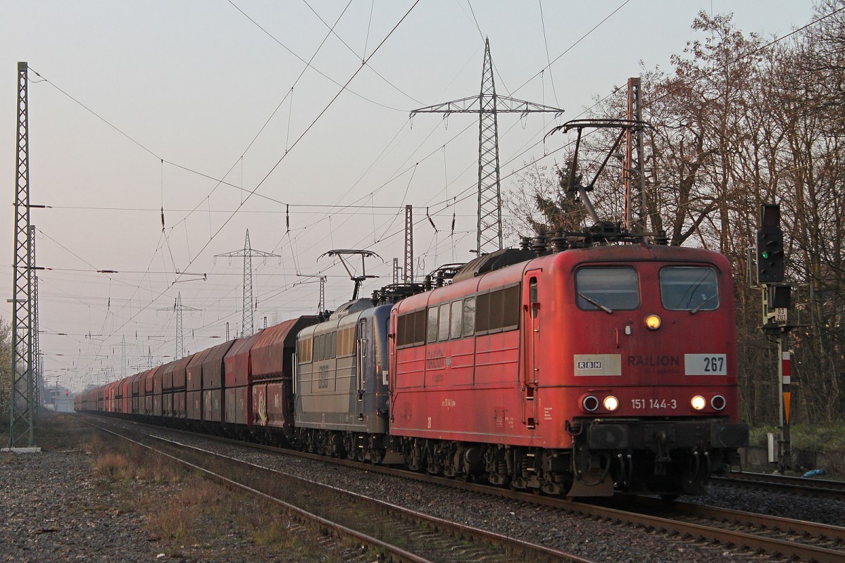 151 144 (RBH 267) und 151 081 (RBH 272) zogen am 11.3.14 einen Kohlezug von Oberhausen-West nach Plochingen durch Ratingen-Lintorf.