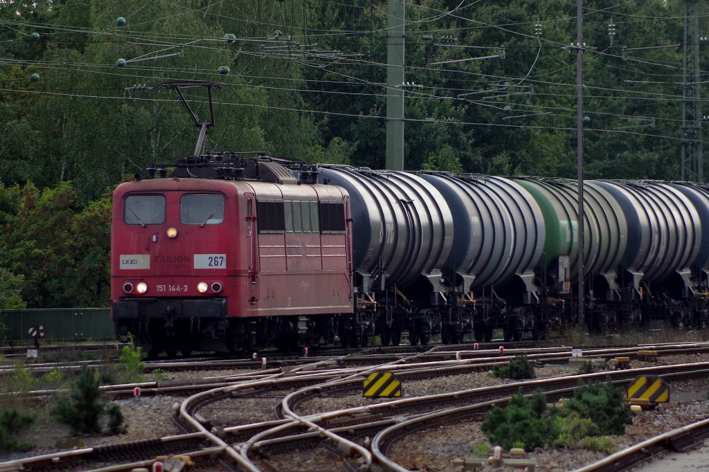 151 144 RBH mit Kesselwagenzug am 21.09.2013 auf der Nrnberger Ringbahn. 