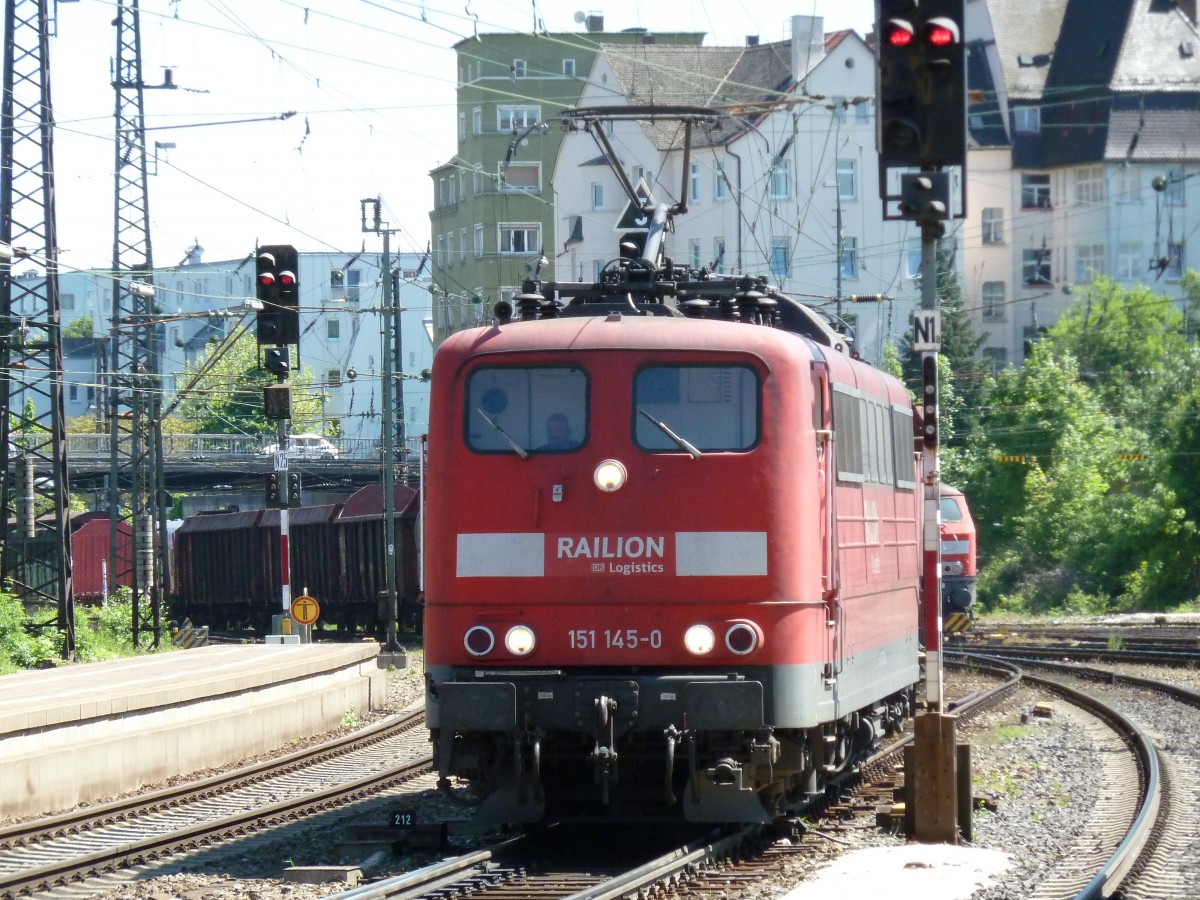 151 145-0 durchfuhr am 04.06.2010 mit einem Güterzug den Ulmer Hbf. 