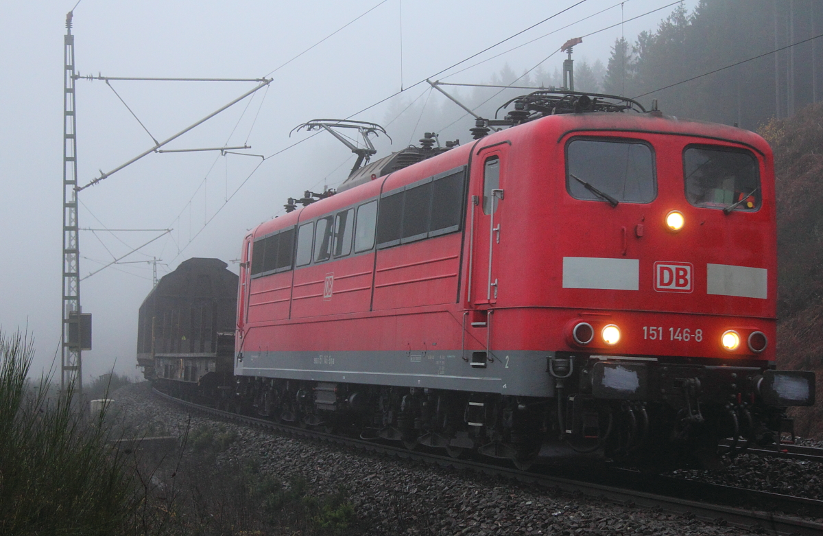 151 146-8 DB Cargo im Nebel bei Steinbach im Frankenwald am 24.11.2016.
