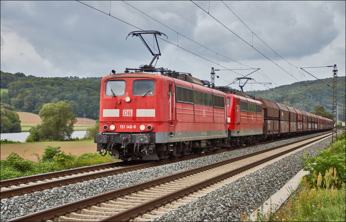 151 146-8 u. 151 001-5 ziehen am 07.09.2017 einen Kohlezug in Richtung Würzburg,gesehen bei Gambach.