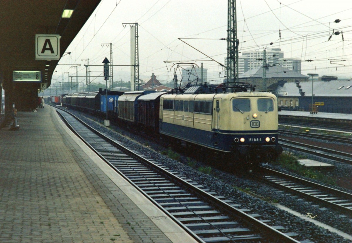 151 146 mit Gterzug Richtung Eichenberg am 25.09.1993 in Gttingen