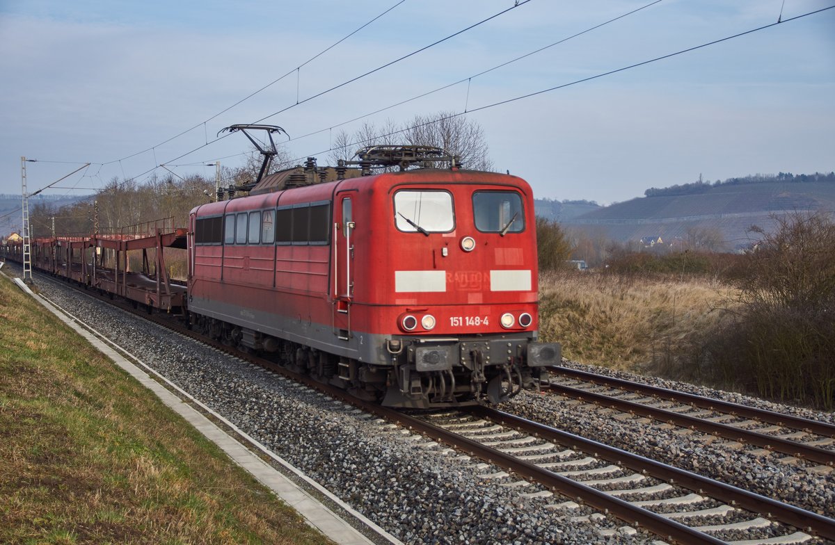 151 148-4 ist mit einen leeren Autozug in Richtung Süden unterwegs,gesehen am 07.02.2018 bei Würzburg/Süd.