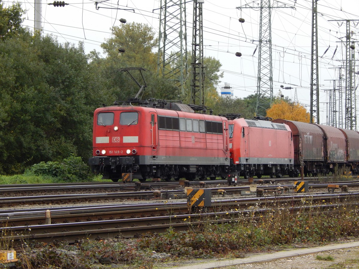 151 149-2 hatte am 24.10 eine 185er und einen Planwagen Güterzug am Haken.

Gremberg 24.10.2015