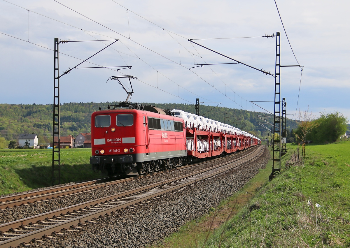 151 149-2 mit Autotransportzug in Fahrtrichtung Norden. Aufgenommen zwischen Mecklar und Ludwigsau-Friedlos am 26.04.2015.