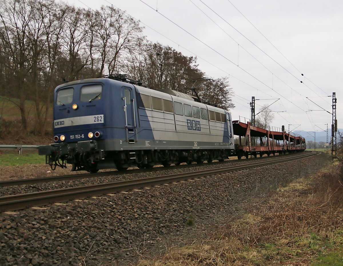 151 152-6 (RBH 262) mit leeren Autotransportwagen in Fahrtrichtung Süden. Aufgenommen in Wehretal-Reichensachsen am 12.03.2016.