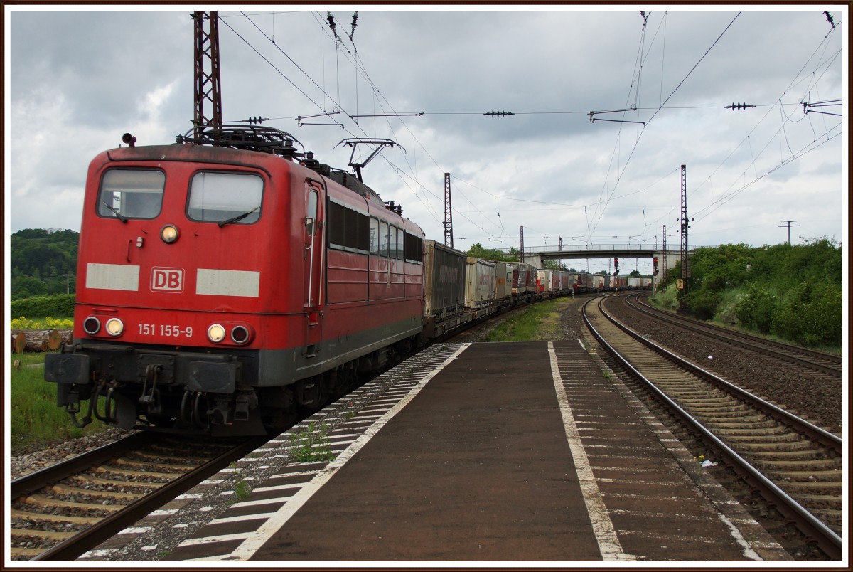 151 155-9 am 08.05.14 bei der Durchfahrt mit einen Aufliegerzug in Retzbach-Zellingen.
