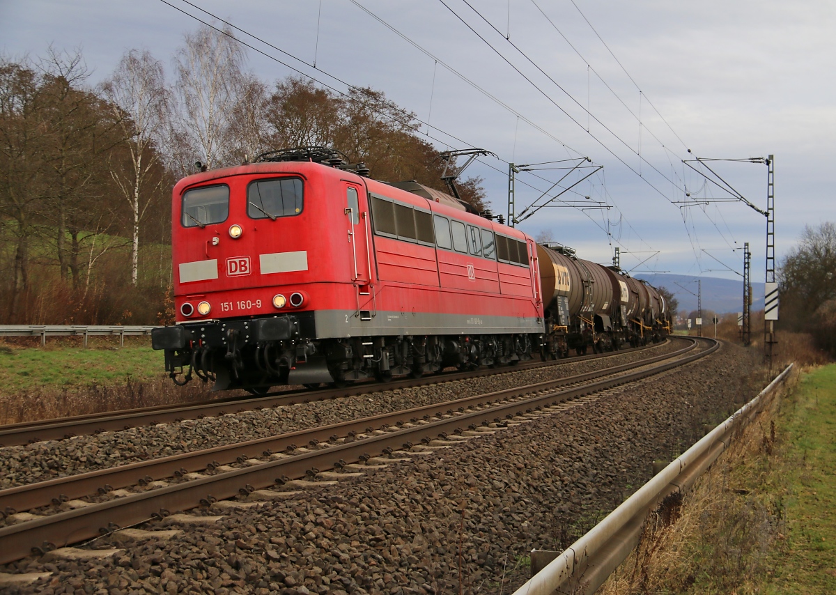 151 160-9 mit Kesselwagenzug in Fahrtrichtung Süden. Aufgenommen am 27.01.2016 in Wehretal-Reichensachsen.
