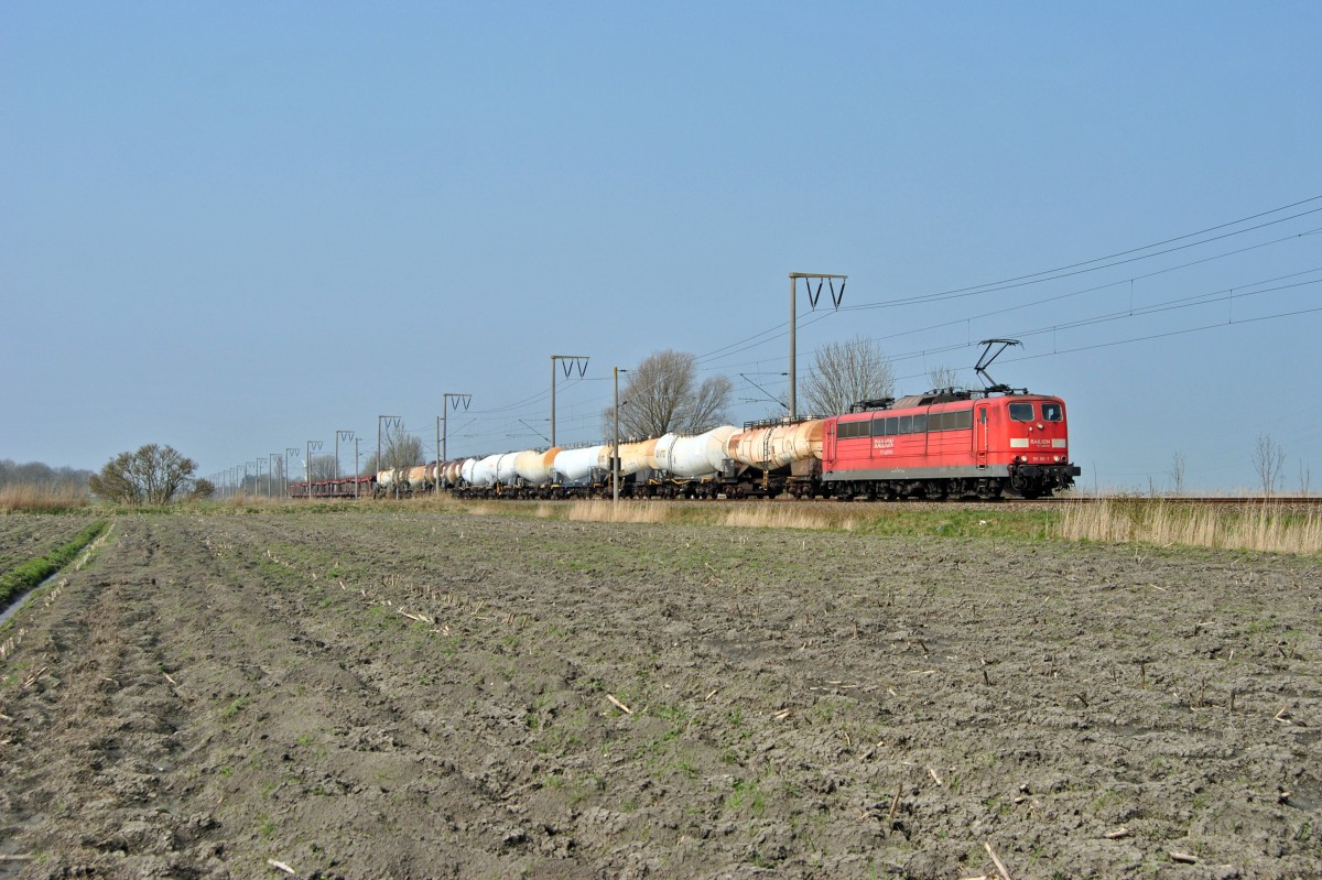 151 161-7 fuhr am 10.04.2015 mit einem Kesselzug in Richtung Osnabrück, hier bei Gandersum.
