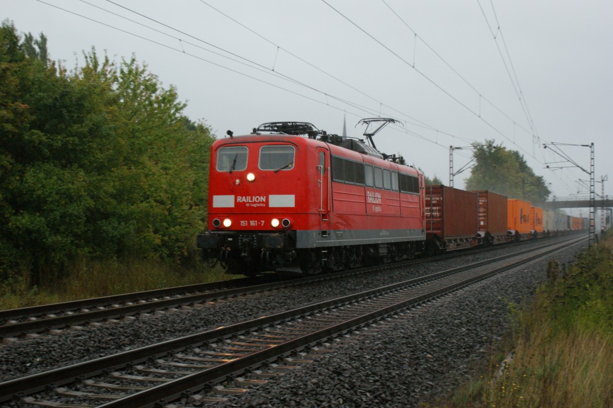 151 161-7 mit einen Containerzug von Wrzburg kommend am 18.09.13 in Thmersheim.