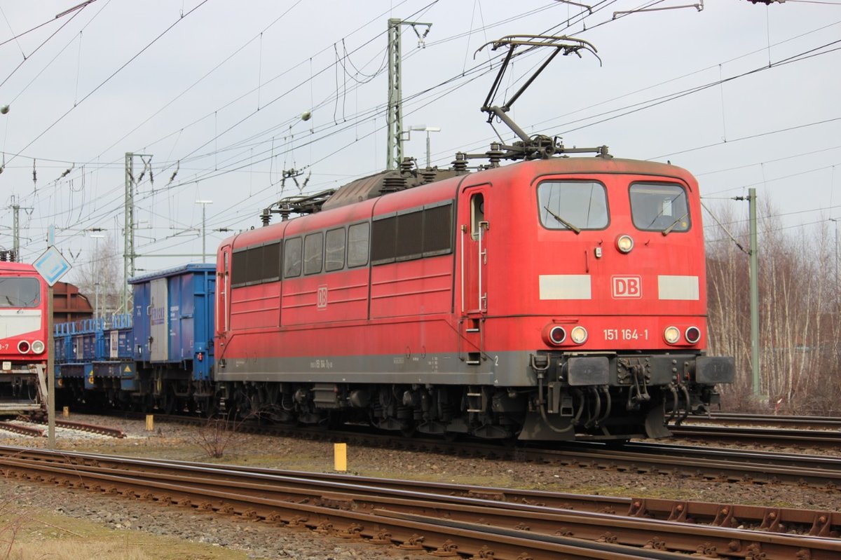 151 164-1 fährt am 14.3.2017 mit Eichfahrzeugen im Gespann aus den neumünsteraner Abstellanlagen richtung Süden aus.
