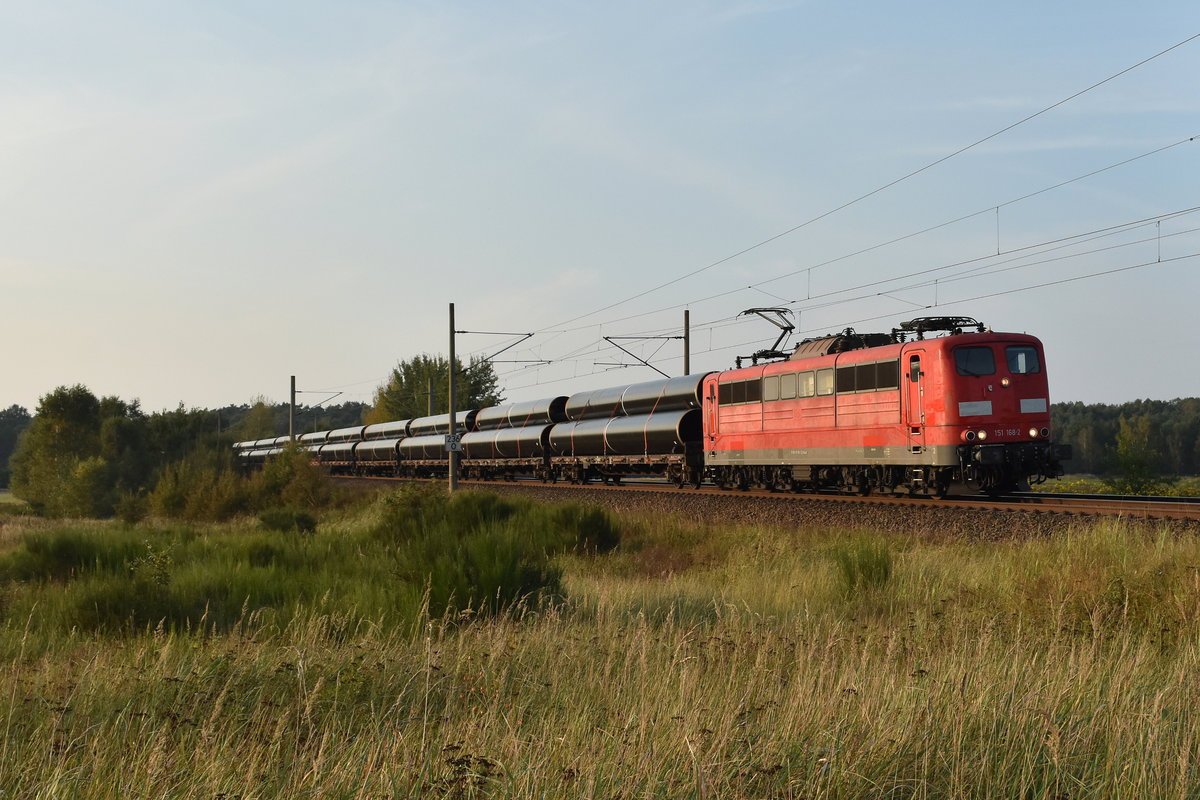 151 168-2 wieder mal unterwegs mit jeder Menge Rohre für eine Gaspipeline. Kommend aus Richtung Hamburg. 3km östlich von Büchen 29.09.2017