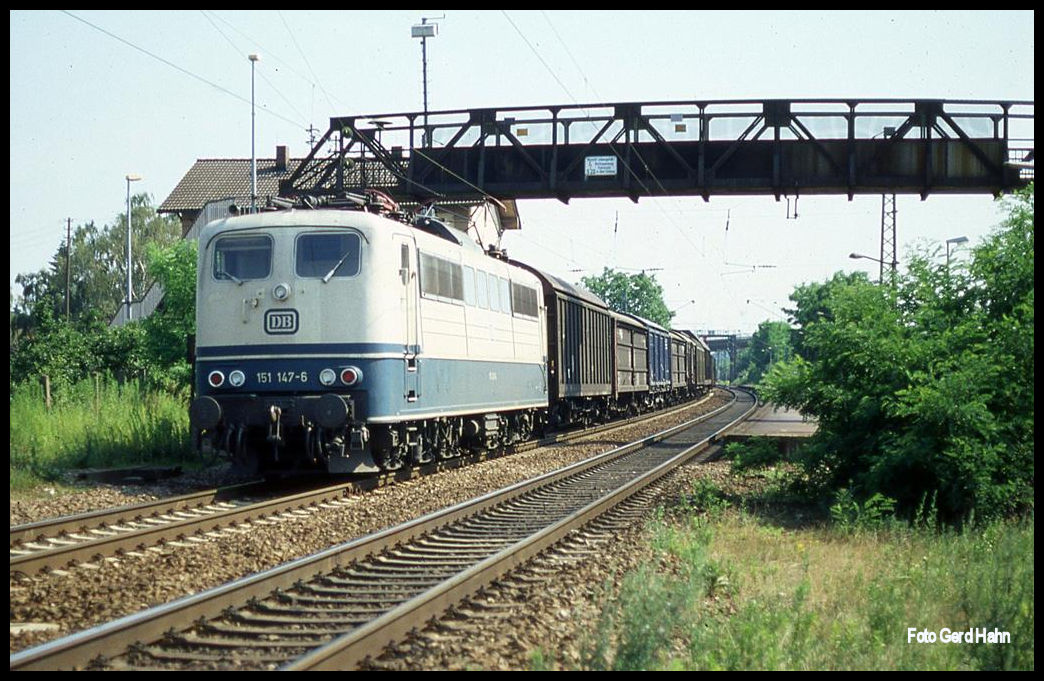 151147 fährt hier am 6.71991 mit einem Güterzug in Richtung Heidelberg vorbei an St. Ilgen - Sandhausen.