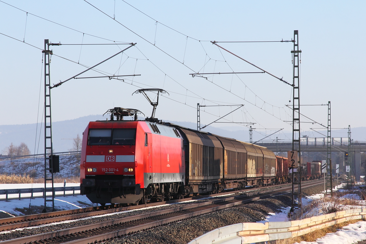 152 001-4 DB Cargo bei Oberlangenstadt am 27.01.2017.