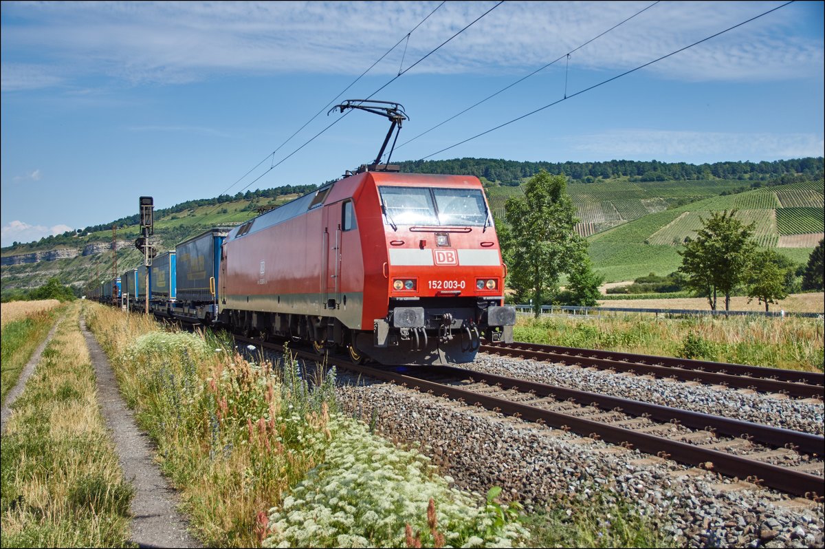 152 003-0 ist am 05.07.2017 mit einen Walterzug bei Thüngersheim in Ricgtung Süden unterwegs. 