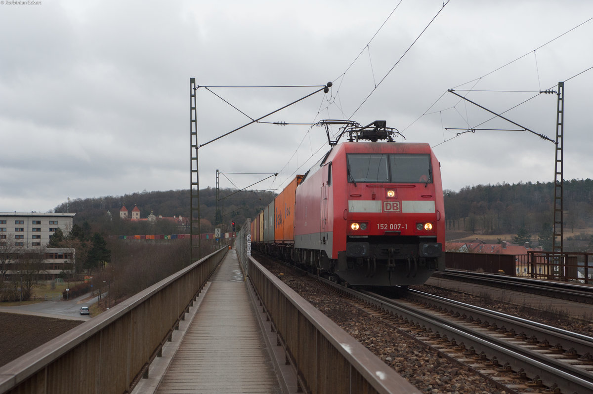 152 007-1 mit einem Containerzug Richtung Nürnberg bei Überquerung der Mariaorter Eisenbahnbrücke in Regensburg-Prüfening, 28.02.2017