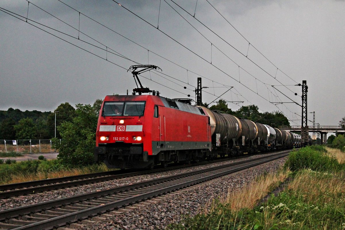 152 017-0 am 21.07.2017 bei leichtem Regen mit einem Kesselzug südlich von Buggingen im Markgräflerland und fuhr gen Freiburg (Breisgau).