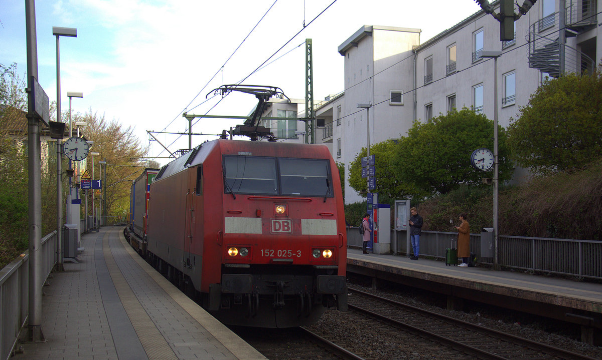 152 025-3 DB kommt aus Richtung Aachen-West mit einem LKW-Zug aus Zeebrugge-Vorming(B) nach Novara-Boschetto(I) und fährt durch Aachen-Schanz in Richtung Aachen-Hbf,Aachen-Rothe-Erde,Stolberg-Hbf(Rheinland)Eschweiler-Hbf,Langerwehe,Düren,Merzenich,Buir,Horrem,Kerpen-Köln-Ehrenfeld,Köln-West,Köln-Süd. 
Aufgenommen vom Bahnsteig von Aachen-Schanz. 
Am Morgen vom 16.4.2018.