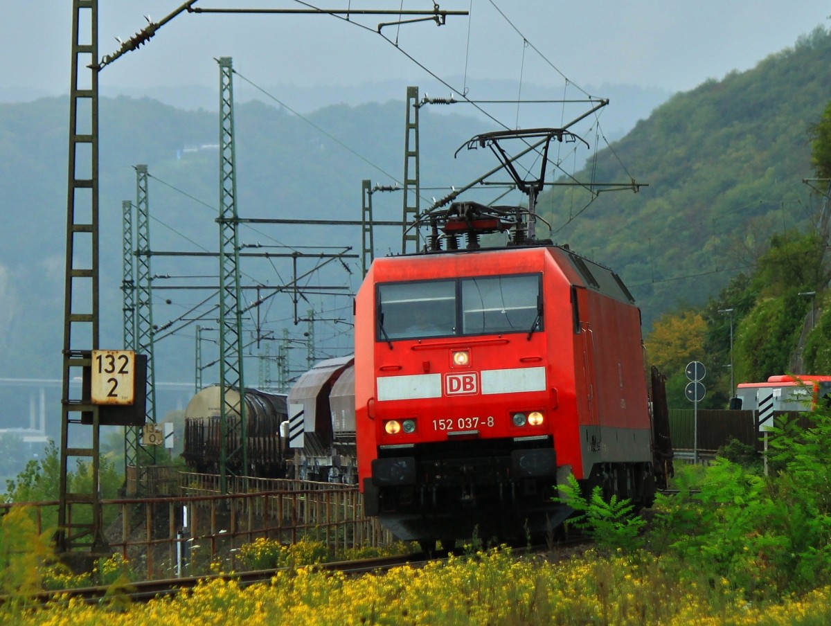 152 037-8 schlängelt sich am 19.09.2014 auf der rechten Rheinstrecke vor Neuwied mit einem gemischten Güterzug am Haken Richtung Süden.