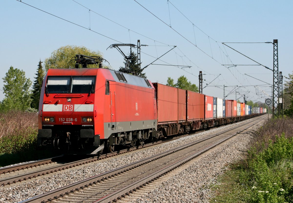 152 038 mit KT 42647 (Maschen Rbf–Rekingen) am 24.04.2015 in Buggingen, aufgenommen vom nrdlichen Bahnsteigende