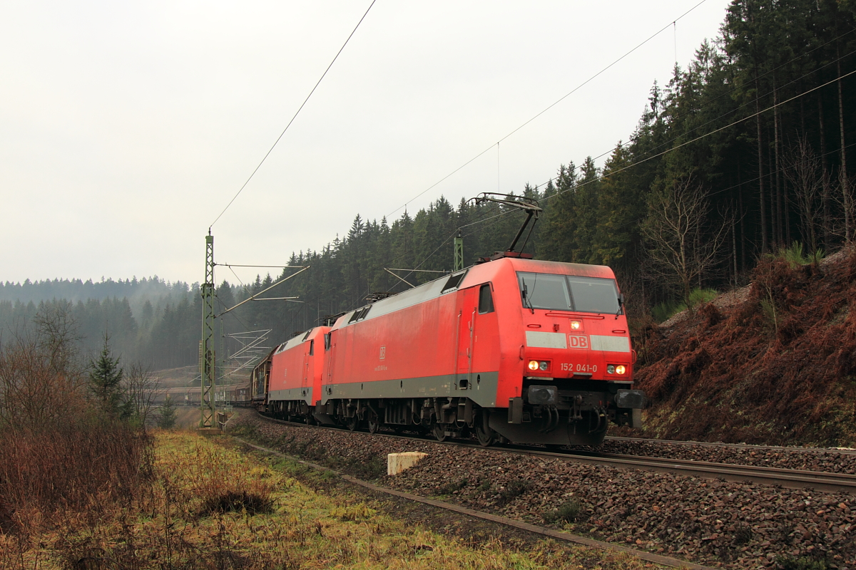 152 041-0 + 152 160-8 DBSR bei Steinbach im Frankenwald am 03.12.2015.