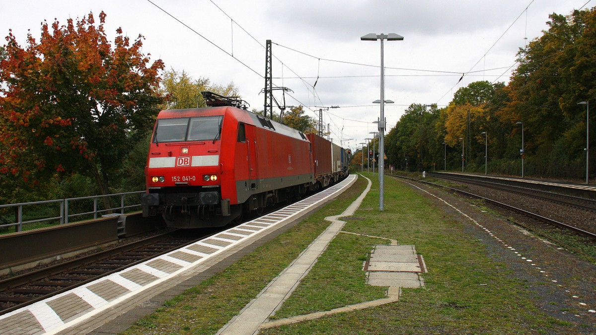 152 041-0 DB kommt mit einem langen LKW-Zug aus Norden nach Italien aus Richtung Köln und fährt in Richtung Koblenz. Aufegenommen auf der Rechten Rheinstrecke (KBS 465) in (Rhöndorf am Rhein).
Bei Wolken am 16.10.2015. 