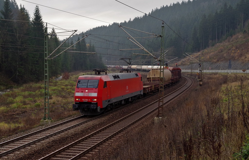 152 044 DB Schenker mit gemischten Gterzug am 17.11.2013 bei Frtschendorf gen Saalfeld.