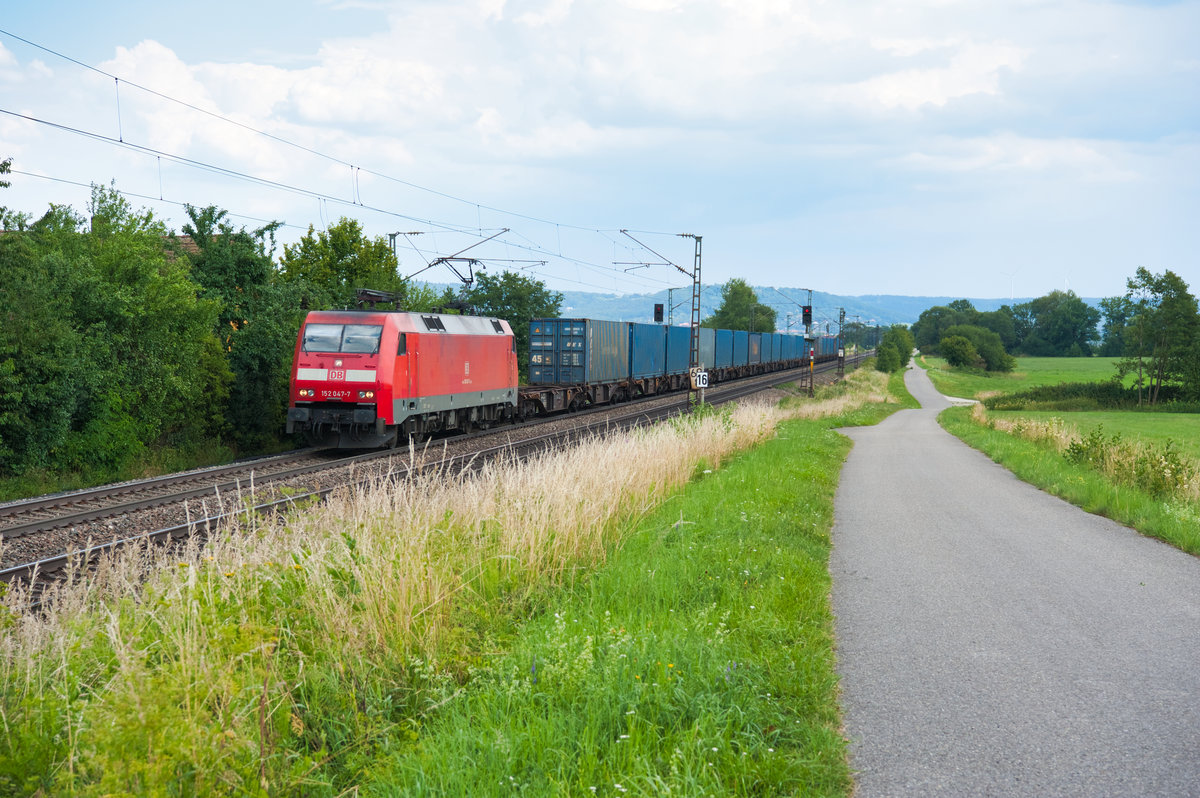 152 047 mit dem Tchibo Containerzug aus Neumarkt bei Pölling, 14.07.2018