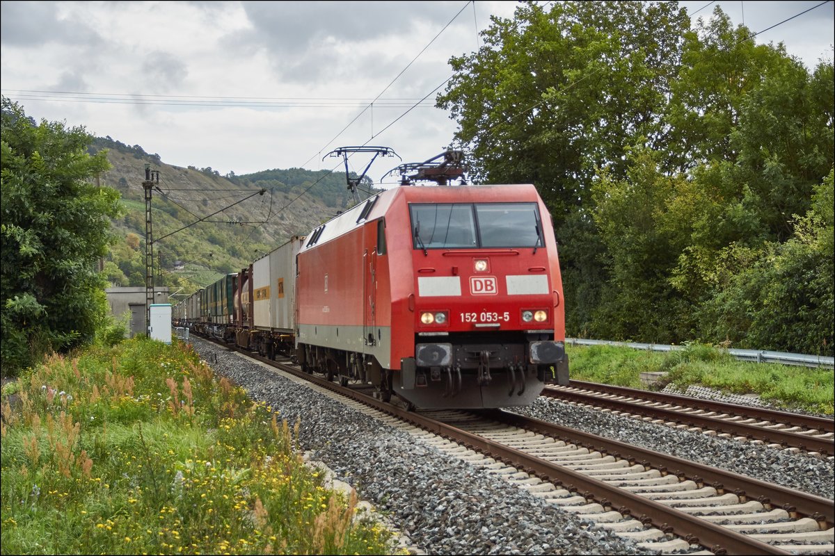 152 053-5 ist mit einen Aufliegerzug bei Gambach am 07.09.2017 zu sehen.