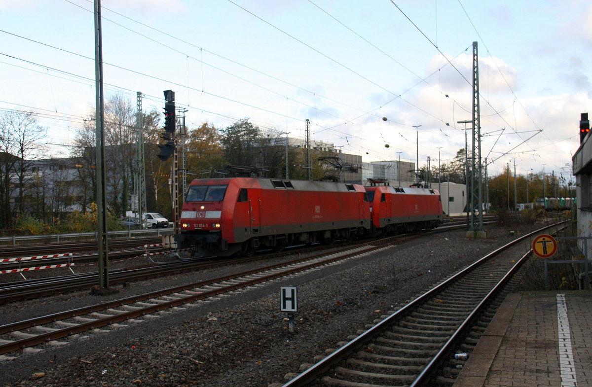 152 054-3 DB und noch eine 152er von der DB rangiern in Aachen-West.
 Aufgenommen vom Bahnsteig in Aachen-West. 
Bei Sonnenschein und Wolken am Nachmittag vom  20.11.2016.
