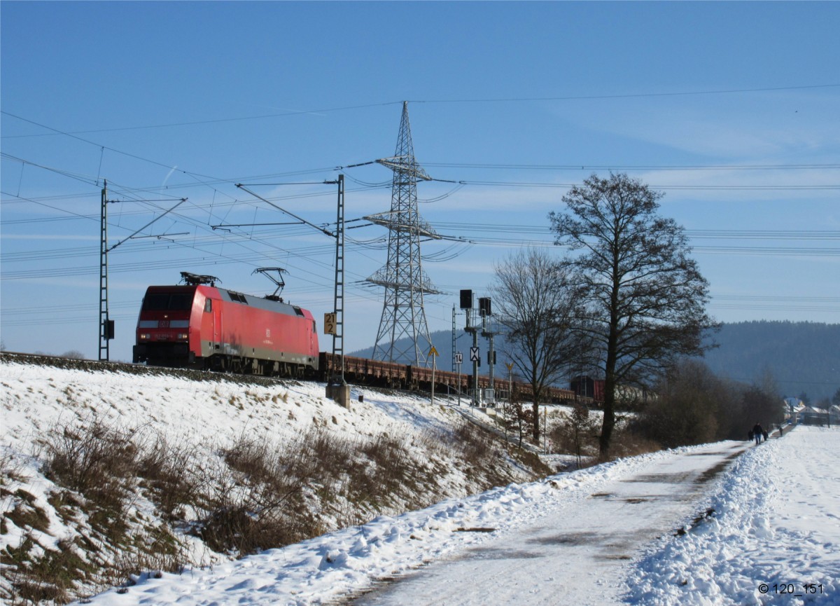 152 058-4 zieht am 07.Februar 2015 einen gemischten Gterzug bei Halach(b. Kronach) in Richtung Saalfeld.