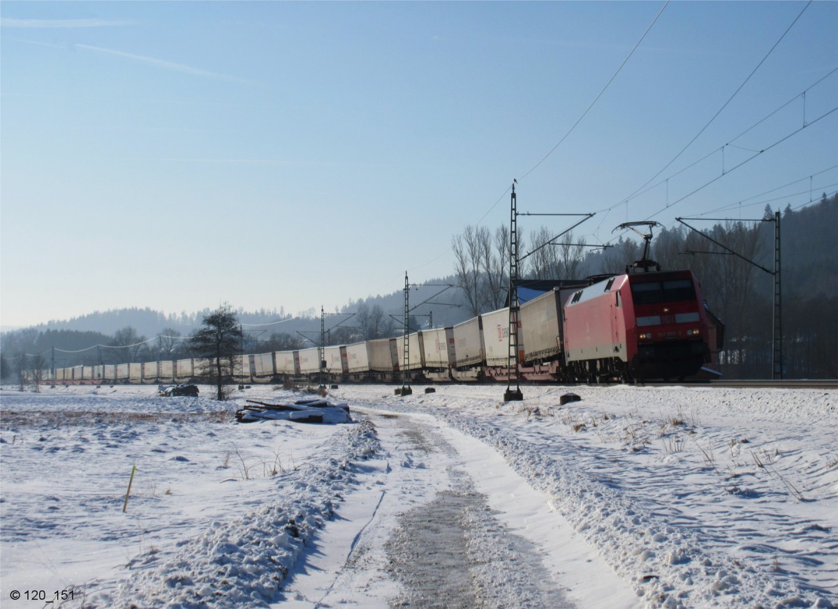 152 059-2 zieht am 07.Februar 2015 einen DB Schenker-KLV bei Neukenroth in Richtung Saalfeld.