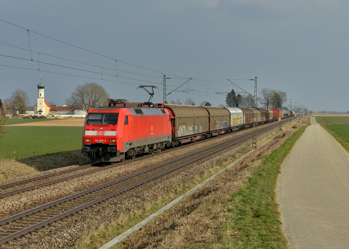 152 059 mit einem Güterzug am 11.03.2016 bei Amselfing. 