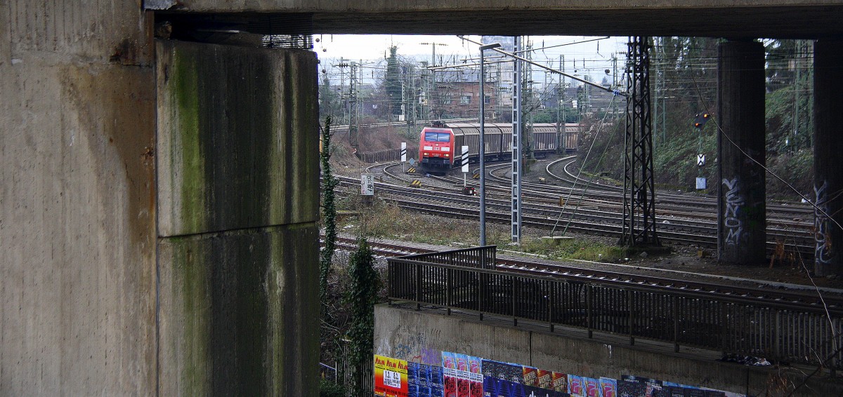 152 060-0 DB  kommt aus Richtung Köln,Aachen-Hbf,Aachen-Schanz mit einem langen Güterzug aus Köln nach Belgien und fährt in Aachen-West ein.  
Aufgenommen von der Treppe zur Turmstraße in Aachen bei schönem Winterwetter am Nachmittag vom 31.1.2015.