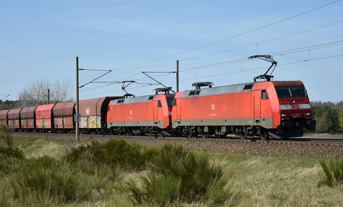 152 062-6 und 152 090-7 in Doppeltraktion unterwegs in Richtung Hagenower Land. 19.04.2018, 3km östlich von Büchen.