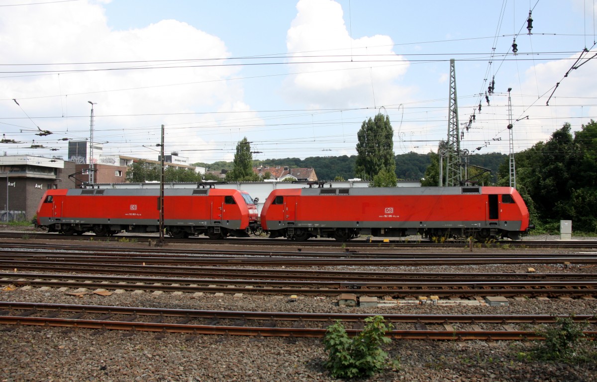 152 063-4 und 152 015-4 beide von DB rangiern in Aachen-West. Aufgenommen vom Bahnsteig in Aachen-West bei schönem Sonnenschien am 5.8.2014.