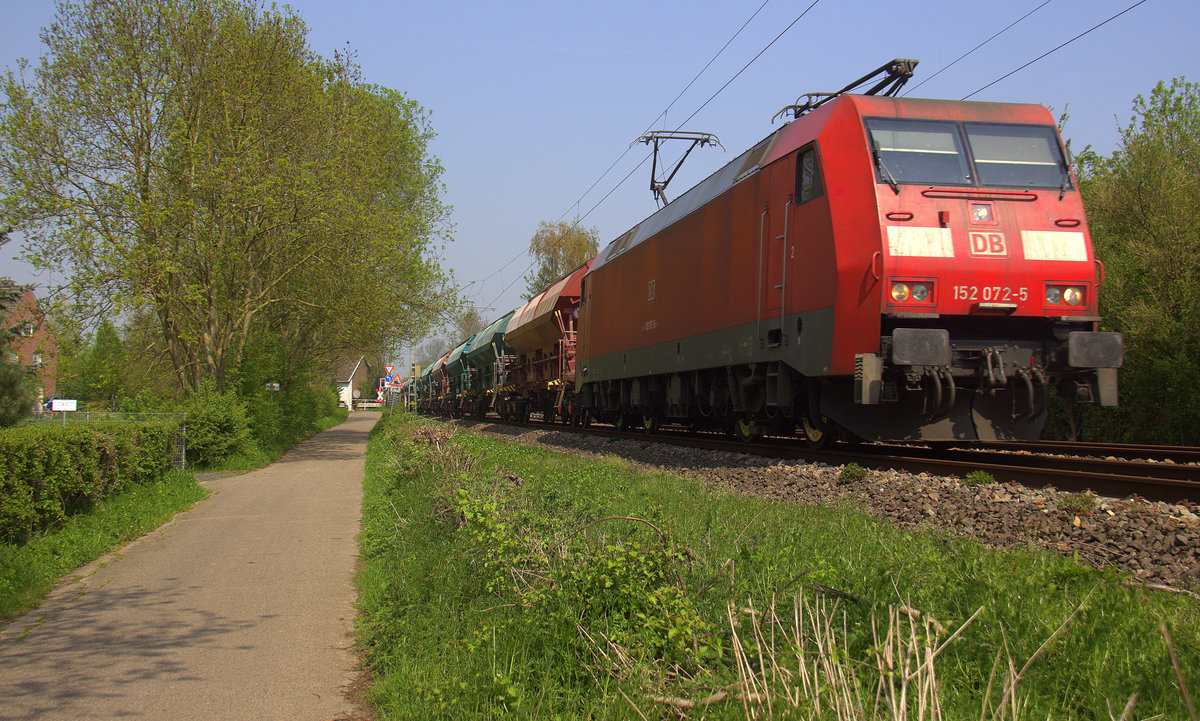 152 072-5 DB kommt mit einem Kalkleerzug aus Hagen(D) nach Marche-les-Dames(B) und kommt aus Richtung Rheydt-Hbf,Wickrath,Beckrath,Herrath,Erkelenz,Baal,Hückelhoven-Baal,Brachelen,Lindern,Süggerath,Geilenkirchen,Frelenberg und fährt durch Zweibrüggen in Richtung Übach-Palenberg,Rimburg,Finkenrath,Hofstadt,Herzogenrath, Kohlscheid,Richterich,Laurensberg,Aachen-West. 
Aufgenommen Zwischen Übach-Palenberg und Zweibrüggen.
Bei Sommerwetter am 21 April 2018. 
Aufgenommen am Mittag vom 21.4.2018. 