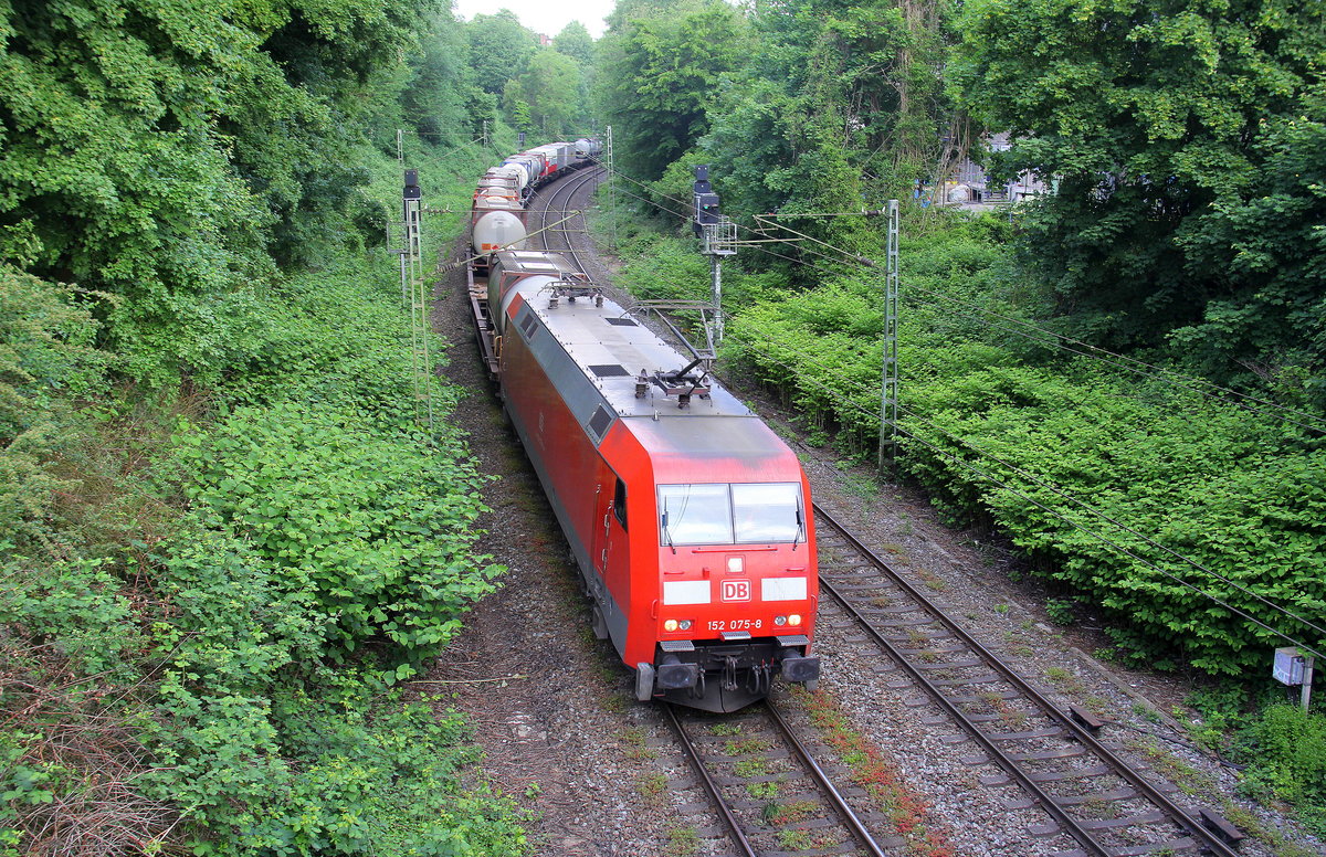 152 075-8 DB kommt mit einem  Containerzug aus Zeebrugge(B) nach Gallarate(I)   und kommt aus Richtung Aachen-West,Aachen-Schanz und fährt in Richtung Aachen-Hbf,Aachen-Rothe-Erde,Stolberg-Hbf(Rheinland)Eschweiler-Hbf,Langerwehe,Düren,Merzenich,Buir,Horrem,Kerpen-Köln-Ehrenfeld,Köln-West,Köln-Süd. 
Aufgenommen von einer Brücke von der Weberstraße in Aachen. 
Bei Sommerwetter am Morgen vom 18.5.2018.