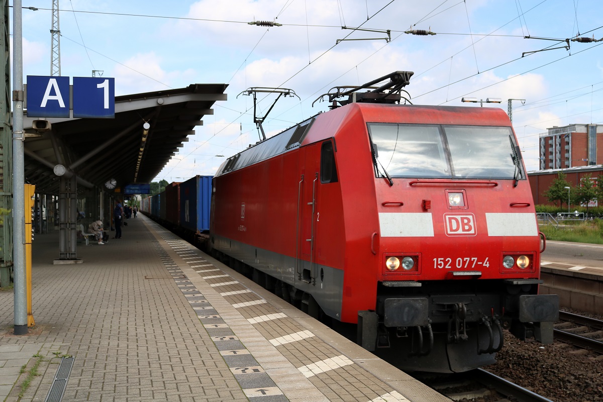 152 077-4 DB als Containerzug durchfährt den Bahnhof Lüneburg auf der Bahnstrecke Hannover–Hamburg (KBS 110) Richtung Hannover. [6.7.2017 - 12:23 Uhr]