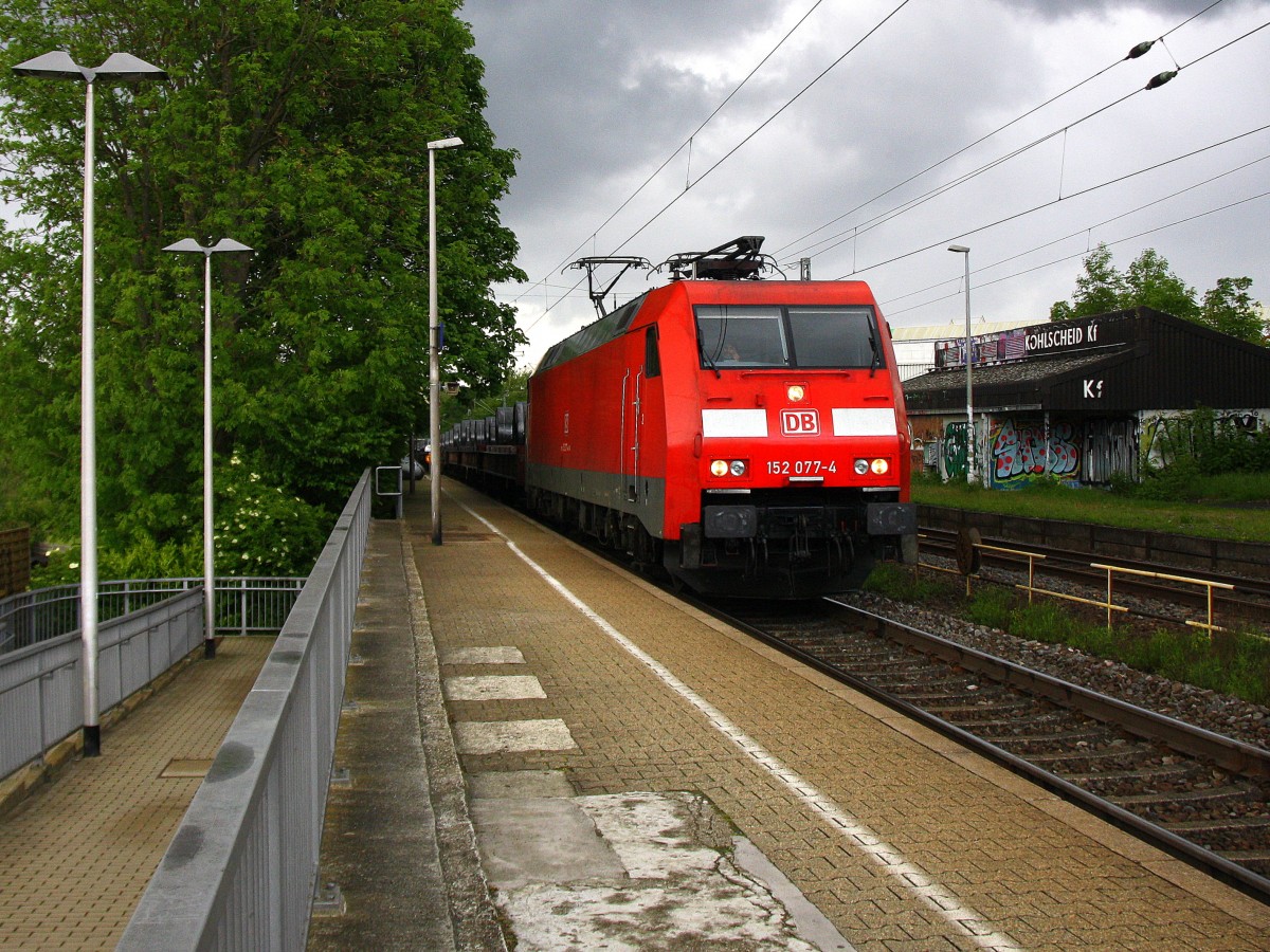 152 077-4 DB kommt die Kohlscheider-Rampe hoch aus Richtung Neuss,Herzogenrath mit einem schweren Coilzug aus Bremen(D) nach Kinkempois(B) und am Zugende ist die 185 364-7 DB und schibt als Schubhilfe von Herzogenrath bis nach Aachen-West.
Bei Regenwolken am Abend vom 12.5.2014.