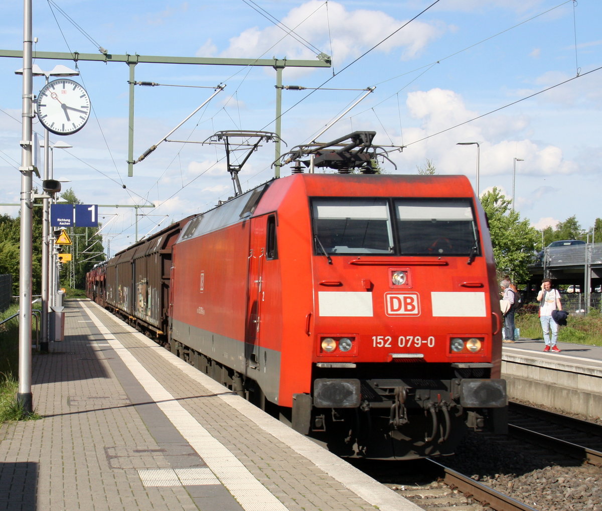 152 079-0 DB kommt mit einem Audi-VW-Skoda-Zug aus Osnabrück nach Kortenberg-Goederen(B) und kommt aus Richtung Mönchengladbach-Hbf,Rheydt-Hbf,Wickrath,Beckrath,Herrath und fährt durch Erkelenz in Richtung Baal,Hückelhoven-Baal,Brachelen,Lindern,Süggerrath,Geilenkirchen,Frelenberg,Zweibrüggen,Übach-Palenberg,Rimburg,Finkenrath,Hofstadt,Herzogenrath, Kohlscheid,Richterich,Laurensberg,Aachen-West. Aufgenommen vom Bahnsteig 1 in Erkelenz. 
Bei schönem Frühlingswetter am Abend vom 12.5.2017.