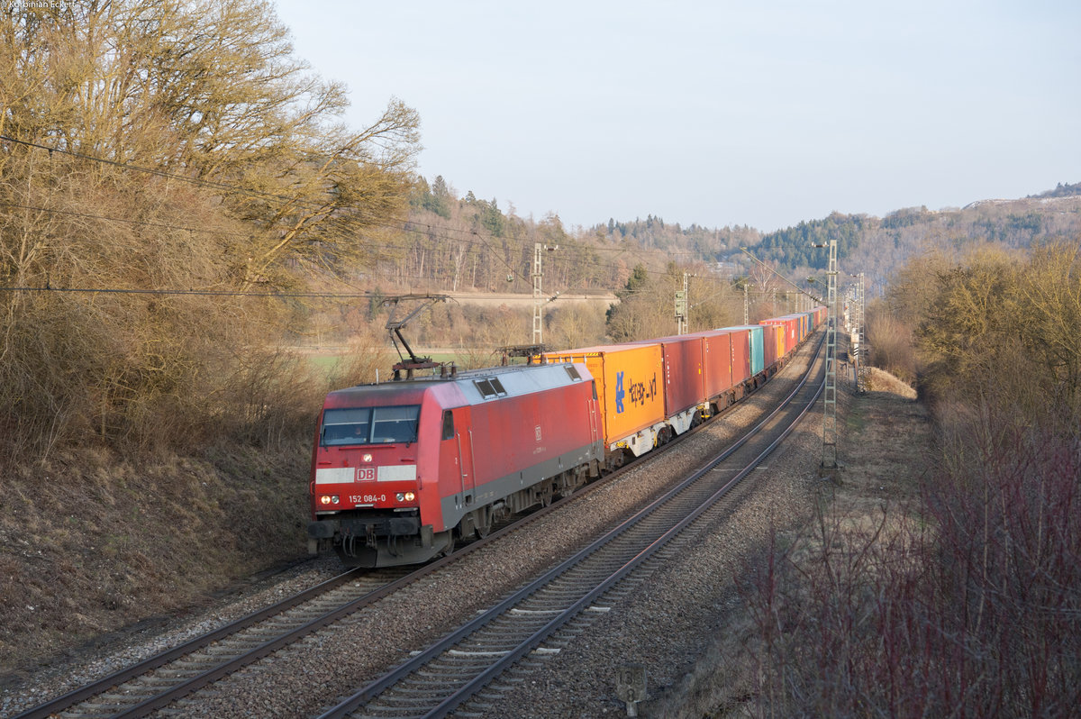 152 084 mit einem Containerzug bei Treuchtlingen, 24.03.2018