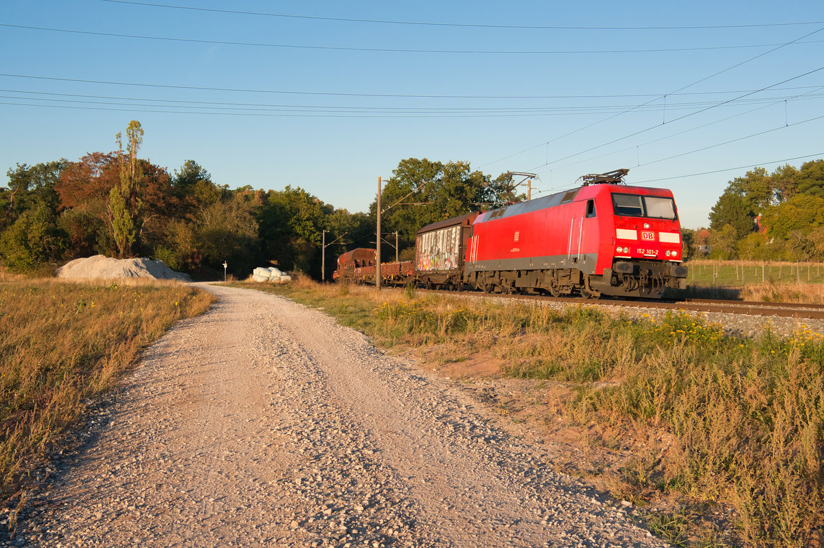 152 101 mit einem gemischten Güterzug bei Roßtal Richtung Ansbach, 04.10.2018