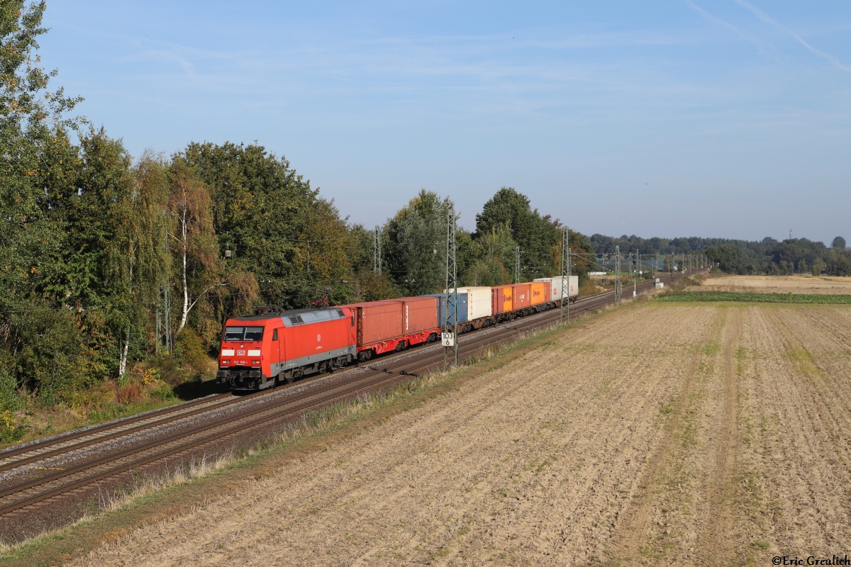 152 106 mit einem kurzen Containerzug am 06.10.18 bei Emmendorf.