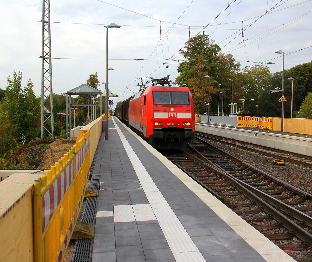 152 108-7 DB kommt die Kohlscheider-Rampe hoch aus Richtung Mönchengladbach,Herzogenrath mit einem Audi-VW-Zug aus Osnabrück nach Kortenberg-Goederen(B) und fährt durch Kohlscheid in Richtung Richterich,Laurensberg,Aachen-West. 
Aufgenommen vom Bahnsteig 2 in Kohlscheid.
Am 10.9.2018.